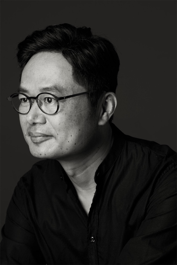 男人戴着眼镜AI 生成的内容可能不正确。